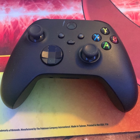i'm selling this xbox 1 series x controller i've got 2 - Picture 1 of 4